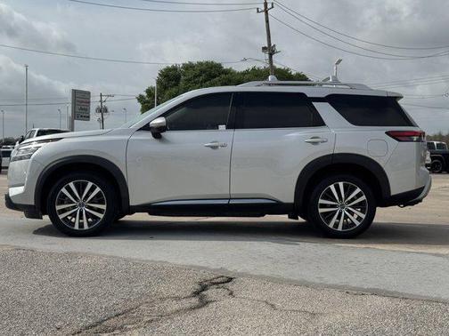 2022 Nissan Pathfinder Platinum