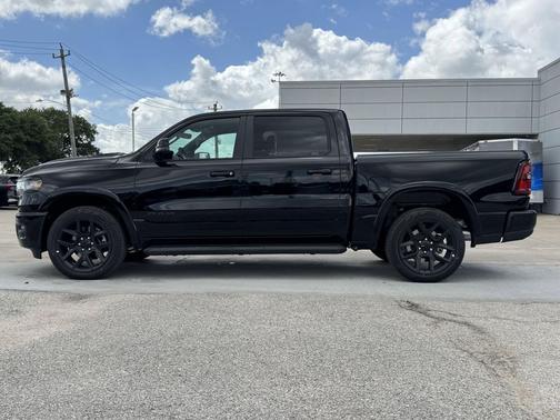 Diamond Black Crystal Pearlcoat 2026 RAM 1500 Laramie