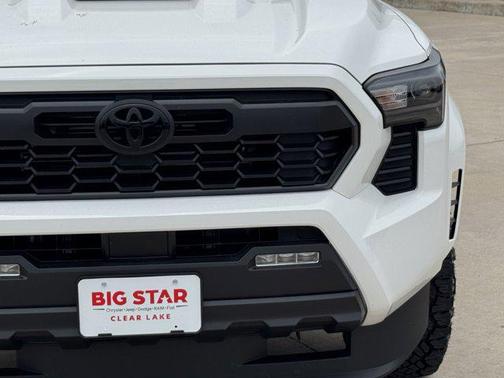 Ice 2025 Toyota Tacoma SR