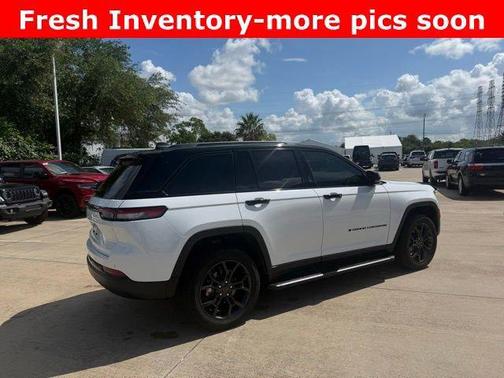 Bright White Clearcoat 2025 Jeep Grand Cherokee Limited