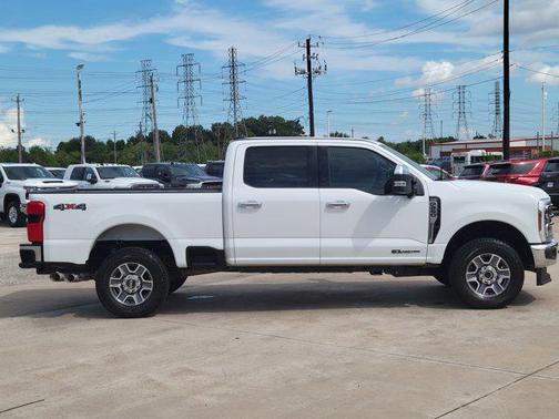 2024 Ford F-250 LARIAT 4WD CREW CAB 6.75' BOX