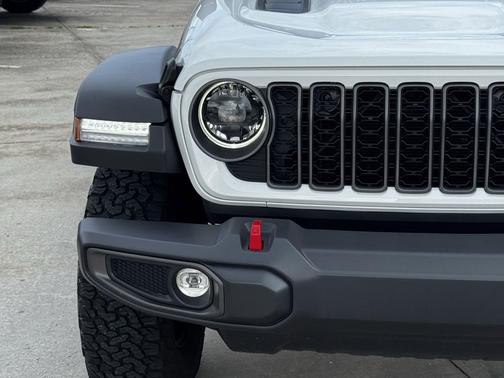 Bright White Clearcoat 2025 Jeep Wrangler Rubicon
