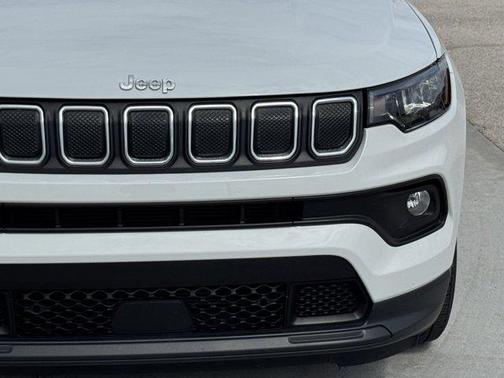 Bright White Clearcoat 2022 Jeep Compass Latitude