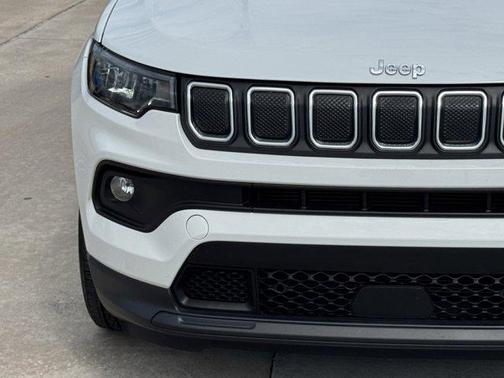 Bright White Clearcoat 2022 Jeep Compass Latitude