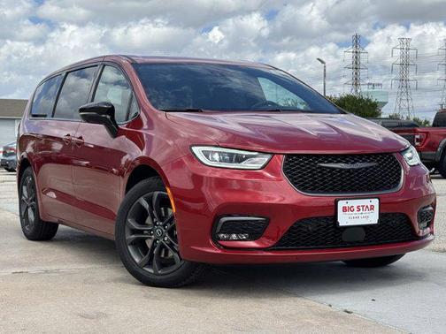 Red Hot Pearlcoat 2026 Chrysler Pacifica L