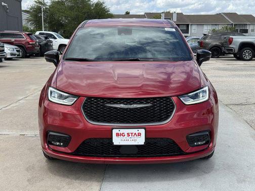 Red Hot Pearlcoat 2026 Chrysler Pacifica L