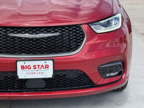 Red Hot Pearlcoat 2026 Chrysler Pacifica L