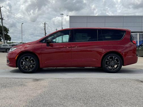 Red Hot Pearlcoat 2026 Chrysler Pacifica L