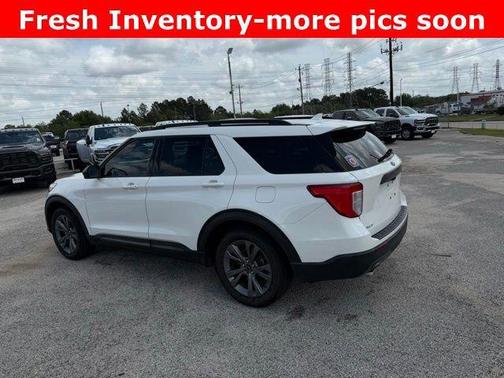 Star White Metallic Tri-Coat 2022 Ford Explorer XLT