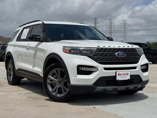 White Metallic 2022 Ford Explorer XLT