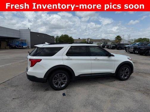 Star White Metallic Tri-Coat 2022 Ford Explorer XLT