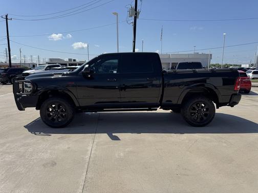 Diamond Black Crystal Pearlcoat 2022 RAM 2500 Laramie