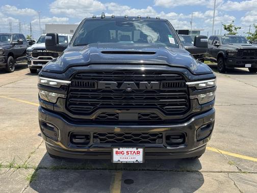 Diamond Black Crystal Pearlcoat 2026 RAM 2500 Laramie