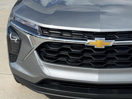 Sterling Gray Metallic 2024 Chevrolet Trax LS