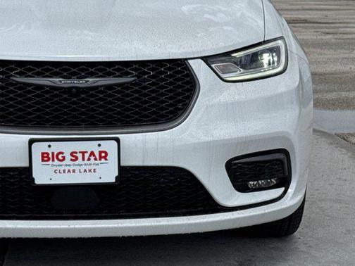 Bright White Clearcoat 2026 Chrysler Pacifica L