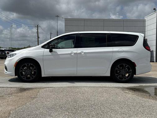 Bright White Clearcoat 2026 Chrysler Pacifica L