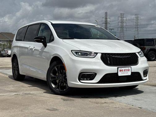 Bright White Clearcoat 2026 Chrysler Pacifica L