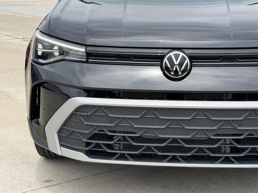 Black 2025 Volkswagen Taos SE