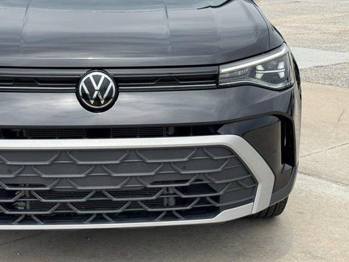 Black 2025 Volkswagen Taos SE