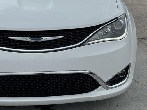 Bright White Clearcoat 2018 Chrysler Pacifica Limited