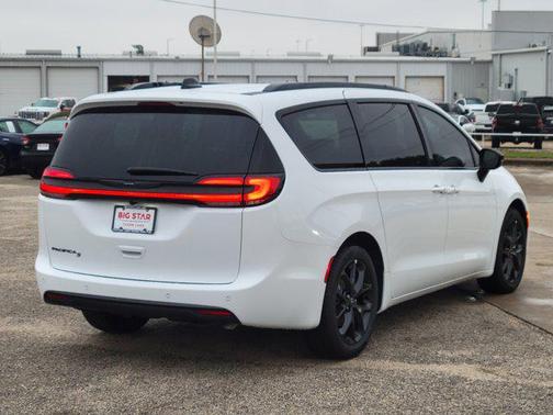 2026 Chrysler Pacifica L