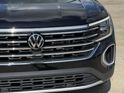 Deep Black 2024 Volkswagen Atlas 2.0T SE w/Technology