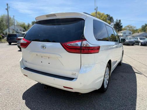 Blizzard Pearl 2015 Toyota Sienna XLE