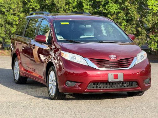 Red 2016 Toyota Sienna LE