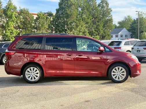 Red 2016 Toyota Sienna LE