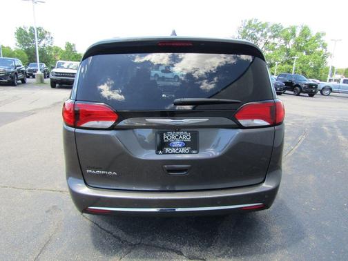 Granite Crystal Clearcoat Metallic 2018 Chrysler Pacifica Touring-L Plus