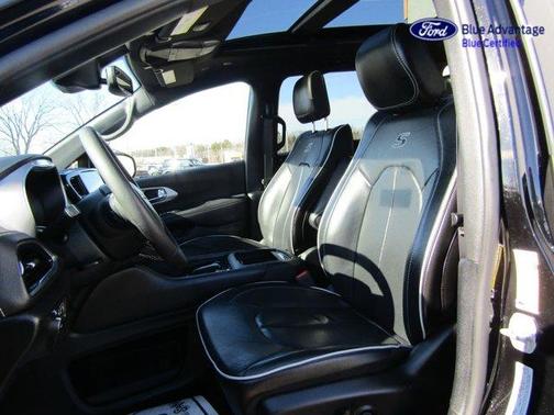 Diamond Black 2025 Chrysler Pacifica Limited