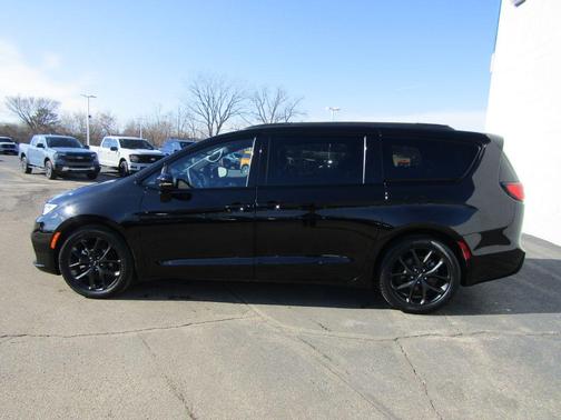 Diamond Black 2025 Chrysler Pacifica Limited