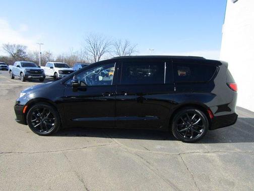 Diamond Black 2025 Chrysler Pacifica Limited