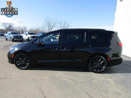 Diamond Black 2025 Chrysler Pacifica Limited