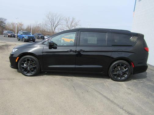 Diamond Black 2025 Chrysler Pacifica Limited