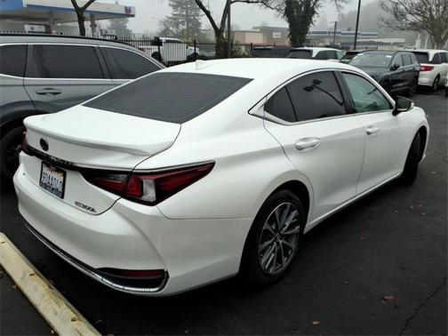 2022 Lexus ES 300h Base