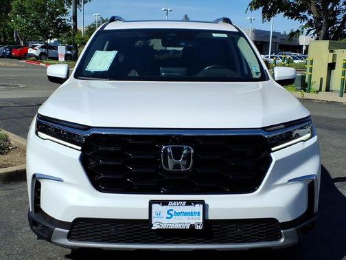 Lunar Silver Metallic 2024 Honda Pilot Elite
