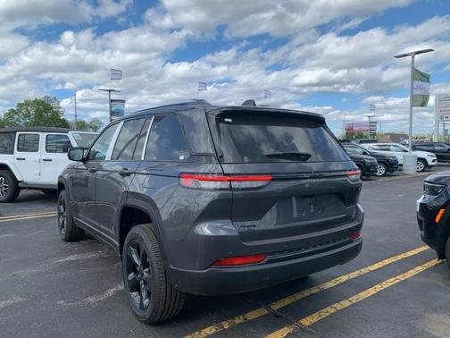 2025 Jeep Grand Cherokee Laredo