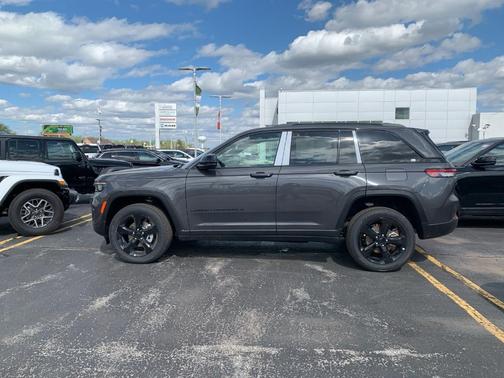 2025 Jeep Grand Cherokee Laredo