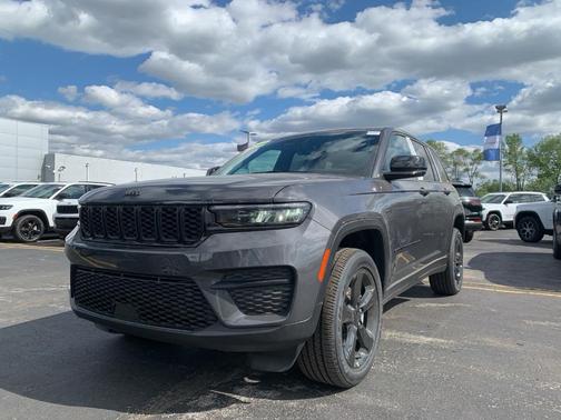 2025 Jeep Grand Cherokee Laredo