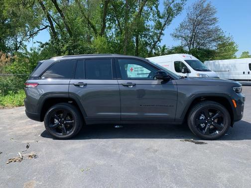 2025 Jeep Grand Cherokee Laredo