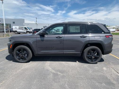 2025 Jeep Grand Cherokee Laredo
