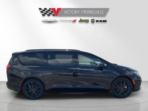 Diamond Black 2025 Chrysler Pacifica Limited