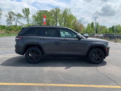 2025 Jeep Grand Cherokee Laredo