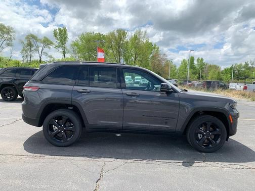 2025 Jeep Grand Cherokee Laredo