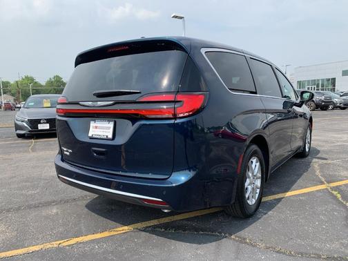 2025 Chrysler Pacifica Select