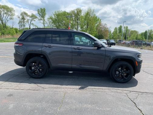 2025 Jeep Grand Cherokee Laredo