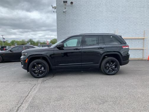 2025 Jeep Grand Cherokee Laredo