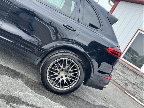 2017 Porsche Cayenne Platinum Edition