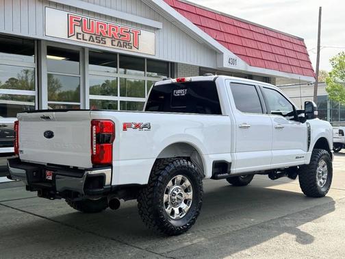 Oxford White 2023 Ford F-250 Lariat